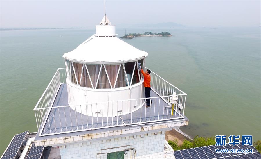 (新華全媒頭條·圖文互動(dòng))(5)守望——記舢舨洲“島主”黃燦明一門(mén)四代航標(biāo)工