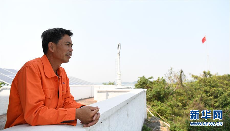 (新華全媒頭條·圖文互動(dòng))(3)守望——記舢舨洲“島主”黃燦明一門(mén)四代航標(biāo)工