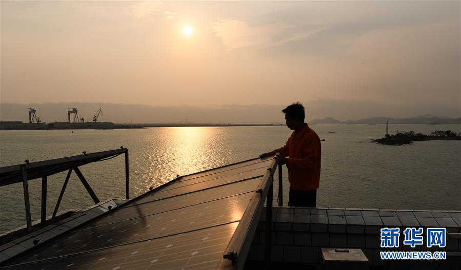 (新華全媒頭條·圖文互動(dòng))(7)守望——記舢舨洲“島主”黃燦明一門(mén)四代航標(biāo)工