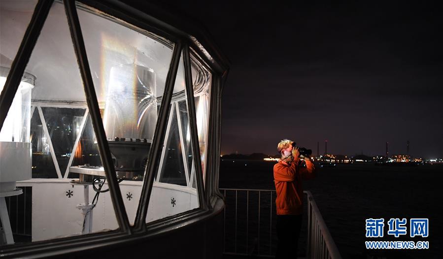 (新華全媒頭條·圖文互動(dòng))(8)守望——記舢舨洲“島主”黃燦明一門(mén)四代航標(biāo)工