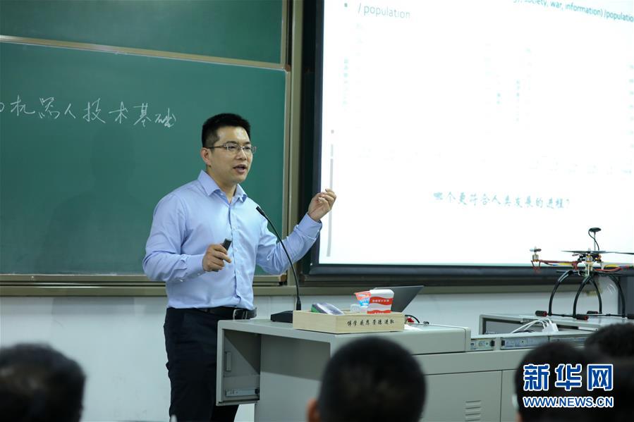 （圖文互動）（1）心懷藍天　逐夢云霄&mdash;&mdash;記天津大學教授、一飛智控創始人齊俊桐