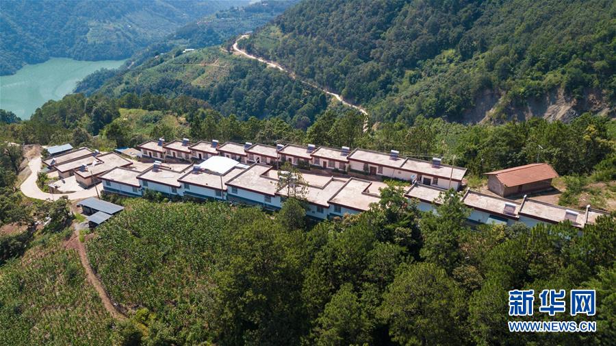 （在習(xí)近平新時代中國特色社會主義思想指引下——新時代新作為新篇章·總書記關(guān)心的百姓身邊事·圖文互動）（1）“四好農(nóng)村路”：通向幸福，通向遠(yuǎn)方