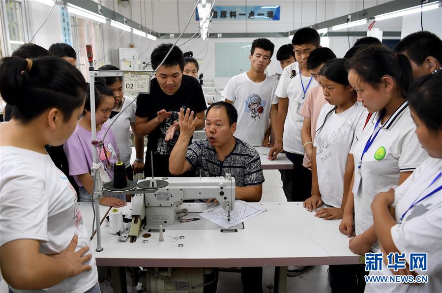 (壯麗70年·奮斗新時代——共和國發展成就巡禮·圖文互動)(4)優先發展 奠基未來——共和國教育事業發展成就巡禮