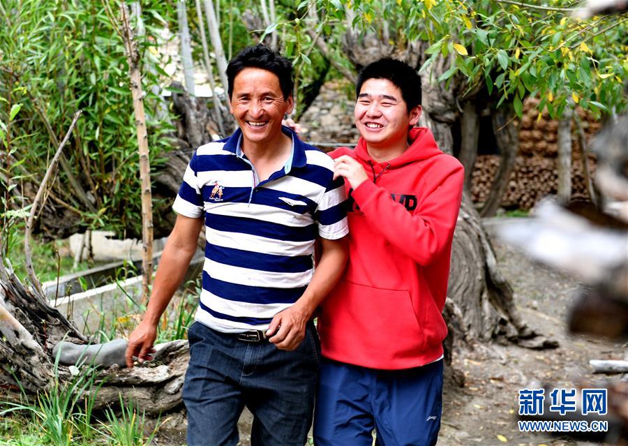 (在習近平新時代中國特色社會主義思想指引下——新時代新作為新篇章·總書記關心的百姓身邊事·圖文互動)(3)“我走進大山,是為了讓你走出大山”——大學生支教故事