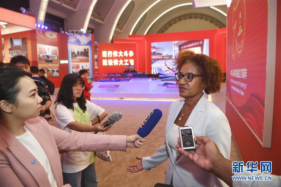 (圖文互動(dòng))(5)讓友誼輝映未來——記“友誼勛章”獲得者及代表參觀慶祝中華人民共和國成立70周年大型成就展