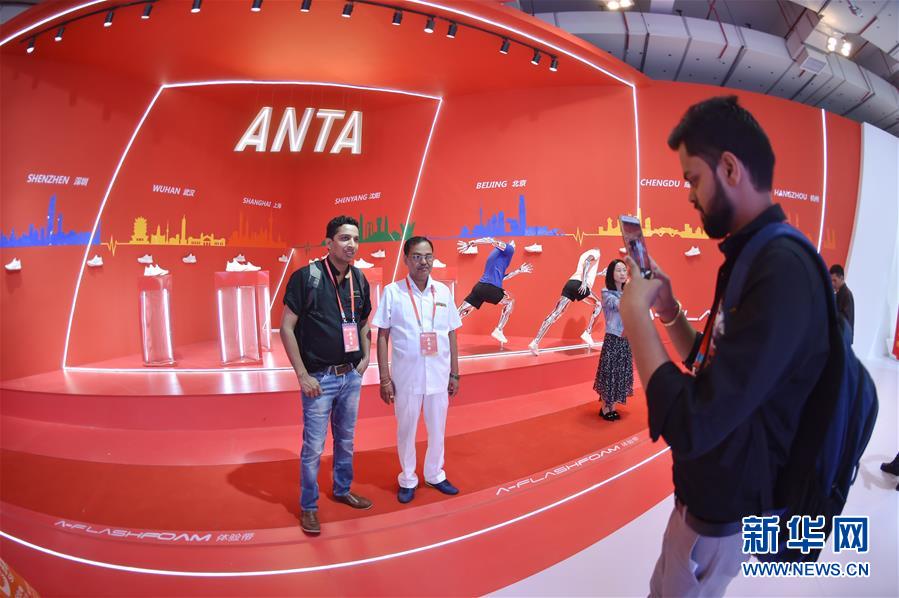 (新華全媒頭條·圖文互動(dòng))(9)上下同心再出發(fā)——習(xí)近平總書(shū)記同出席2019年全國(guó)兩會(huì)人大代表、政協(xié)委員共商國(guó)是紀(jì)實(shí)