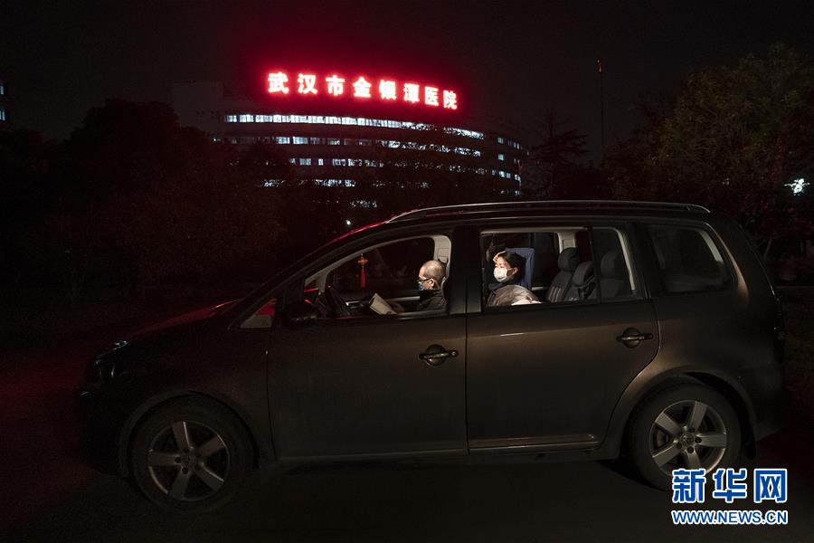 （一線(xiàn)抗疫群英譜·圖文互動(dòng)）（1）特寫(xiě)：為節(jié)省10分鐘，這對(duì)醫(yī)護(hù)夫妻“以車(chē)為家”