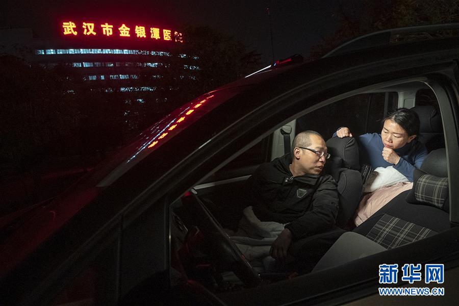 （一線(xiàn)抗疫群英譜·圖文互動(dòng)）（3）特寫(xiě)：為節(jié)省10分鐘，這對(duì)醫(yī)護(hù)夫妻“以車(chē)為家”