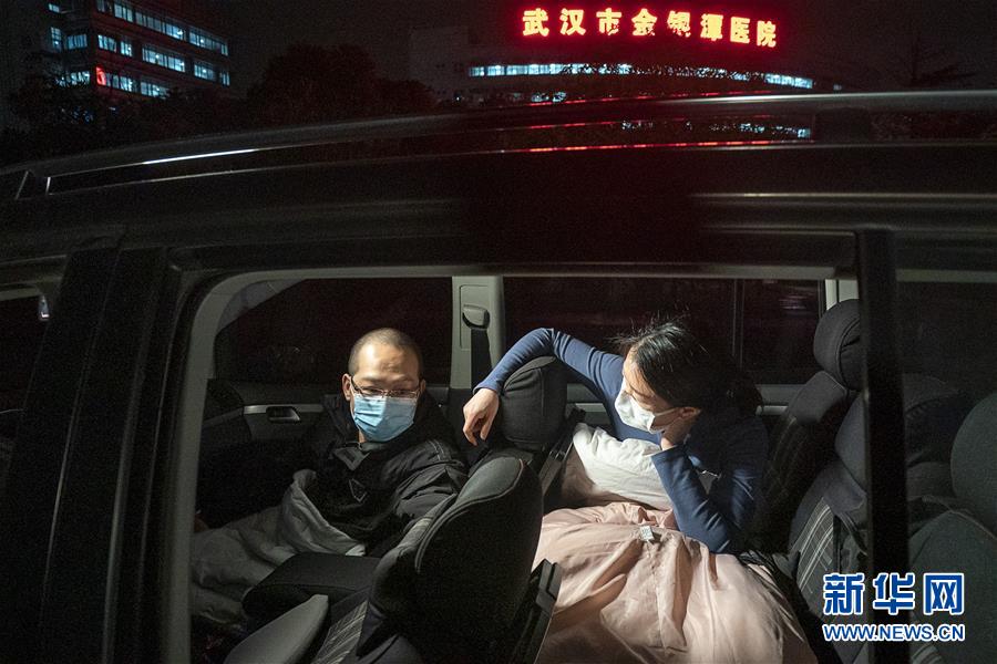 （一線(xiàn)抗疫群英譜·圖文互動(dòng)）（4）特寫(xiě)：為節(jié)省10分鐘，這對(duì)醫(yī)護(hù)夫妻“以車(chē)為家”