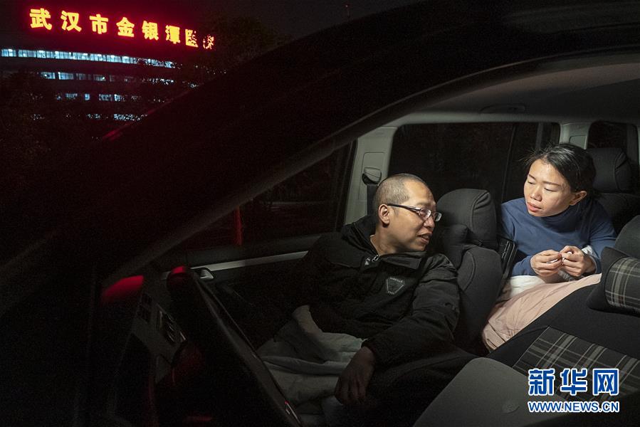 （一線(xiàn)抗疫群英譜·圖文互動(dòng)）（6）特寫(xiě)：為節(jié)省10分鐘，這對(duì)醫(yī)護(hù)夫妻“以車(chē)為家”
