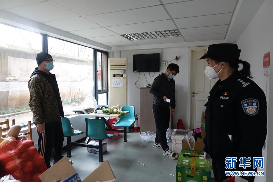 （一線抗疫群英譜&middot;圖文互動(dòng)）（2）民警王群：老舊小區(qū)里的抗疫&ldquo;團(tuán)&rdquo;長(zhǎng)