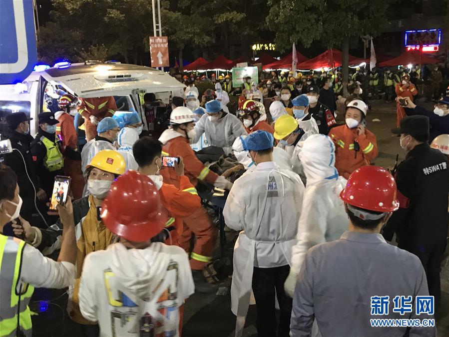 (社會(huì))(1)福建泉州酒店坍塌事故現(xiàn)場(chǎng)救出母子幸存者