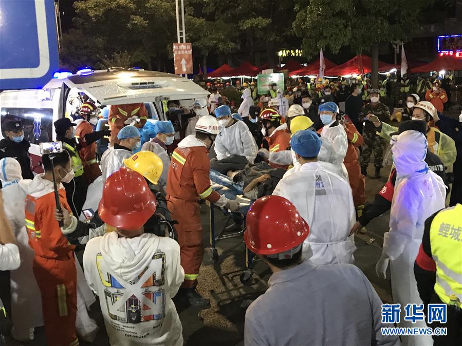 (社會(huì))(2)福建泉州酒店坍塌事故現(xiàn)場(chǎng)救出母子幸存者