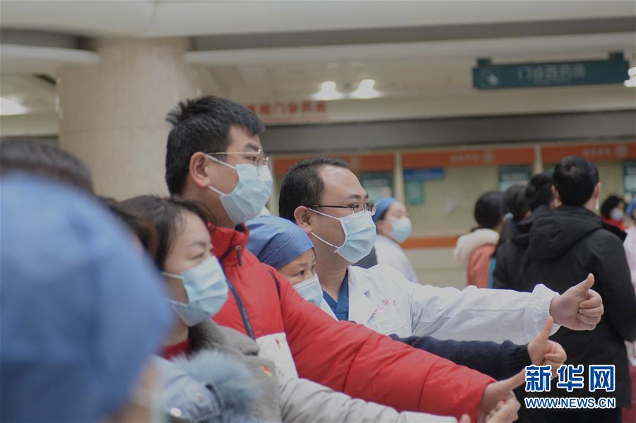 （新華全媒頭條·圖文互動(dòng)）（5）“始終把人民群眾生命安全和身體健康放在第一位”——中國(guó)抗疫彰顯“生命至上、人民至上”理念