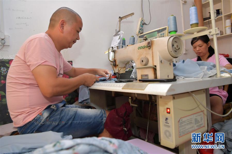 (走向我們的小康生活·圖文互動)(1)“一件衣裳”,藏著脫貧致富新天地