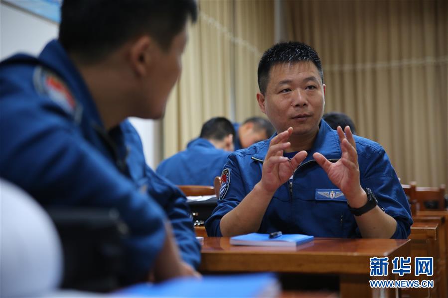 （在習近平強軍思想指引下·我們在戰位報告·圖文互動）（4）偵天探海 狩獵?？?mdash;—南部戰區海軍航空兵某師加速轉型提升新質戰斗力記事