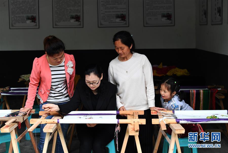 （兩會人物·圖文互動）（1）帶娃、賺錢兩不誤——一位農民工代表眼中的脫貧新工作