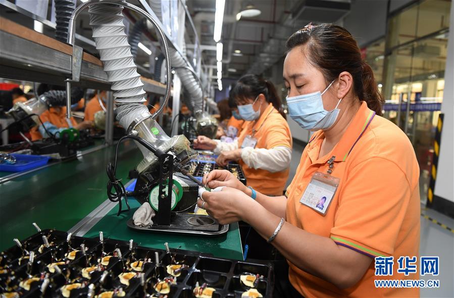 （兩會&middot;熱點(diǎn)畫報(bào)）（14）代表委員建言統(tǒng)籌做好經(jīng)濟(jì)社會發(fā)展工作