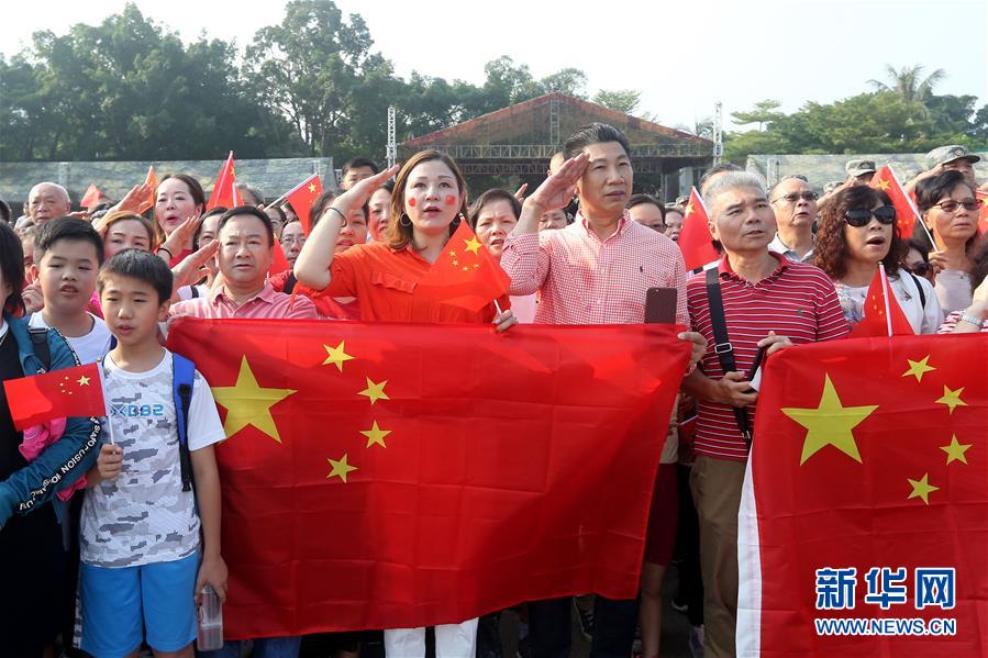 (圖文互動(dòng))(1)“我和我的祖國(guó),一刻也不能分割”——解放軍駐香港部隊(duì)與市民共同慶祝國(guó)慶70周年見聞