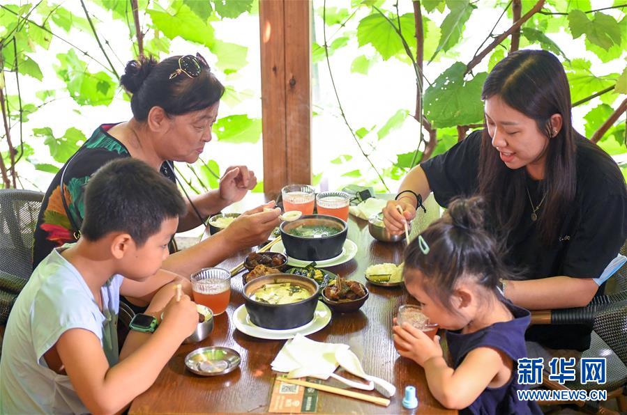 （在習(xí)近平新時(shí)代中國(guó)特色社會(huì)主義思想指引下——新時(shí)代新作為新篇章·習(xí)近平總書記關(guān)切事·圖文互動(dòng)）（6）珍惜盤中餐，狠剎浪費(fèi)風(fēng)——各地積極行動(dòng)堅(jiān)決制止餐飲浪費(fèi)