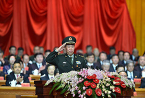 新疆軍區(qū)司令員、軍區(qū)黨委副書記彭勇向現(xiàn)場與會代表致敬