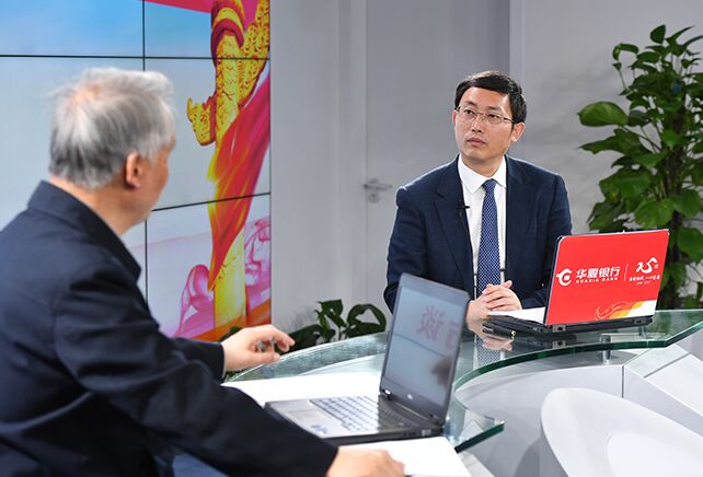 您再給我們梳理一下，黨章中有關“基本路線”的修改情況。