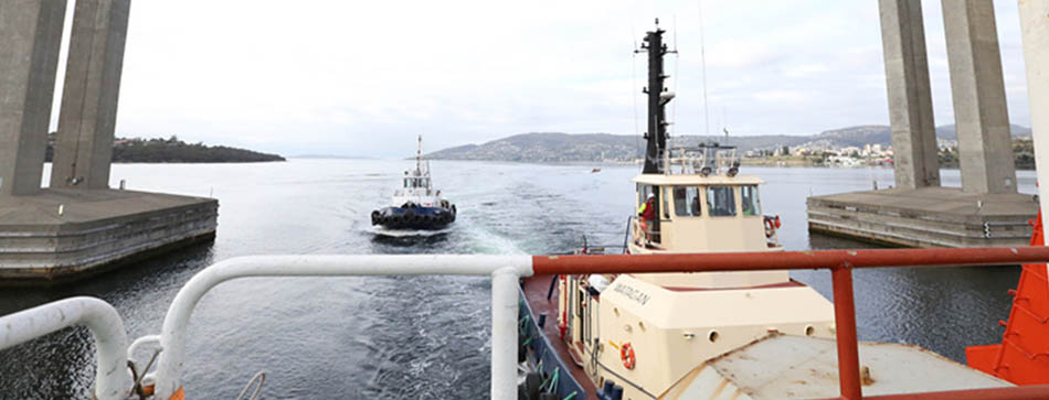 &ldquo;雪龍&rdquo;號?？堪拇罄麃喕舭吞馗垩a給(高清)