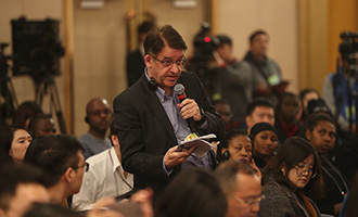 彭博社記者提問(wèn)