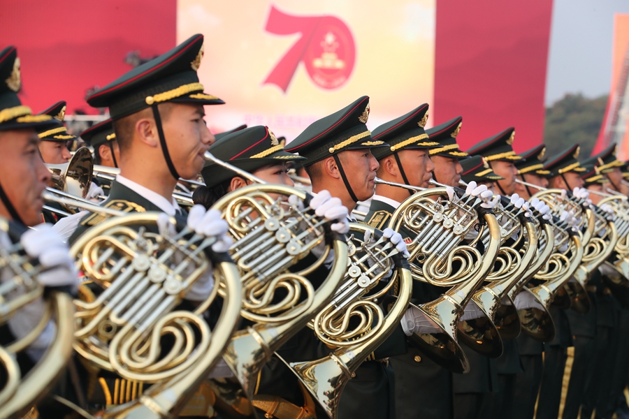 解放軍聯(lián)合軍樂團(tuán)在廣場就位后進(jìn)行準(zhǔn)備工作和試奏。據(jù)了解，解放軍聯(lián)合軍樂團(tuán)此次演奏是從開國大典至今歷次閱兵以來演奏曲目最多的一次，不少曲目是為此次閱兵量身打造的全新作品，此次也是歷次女演奏員最多的一次。