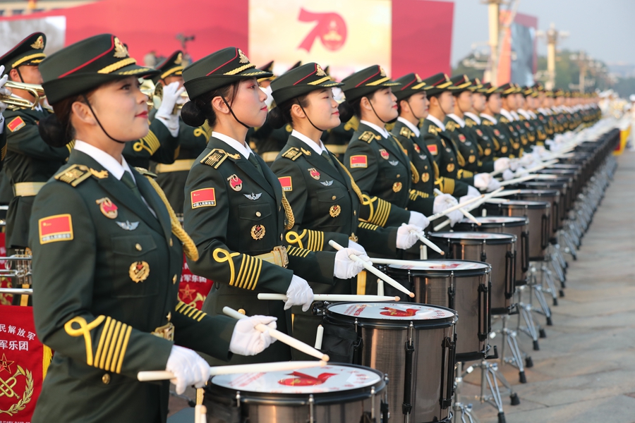 解放軍聯(lián)合軍樂團(tuán)在廣場就位后進(jìn)行準(zhǔn)備工作和試奏。據(jù)了解，解放軍聯(lián)合軍樂團(tuán)此次演奏是從開國大典至今歷次閱兵以來演奏曲目最多的一次，不少曲目是為此次閱兵量身打造的全新作品，此次也是歷次女演奏員最多的一次。