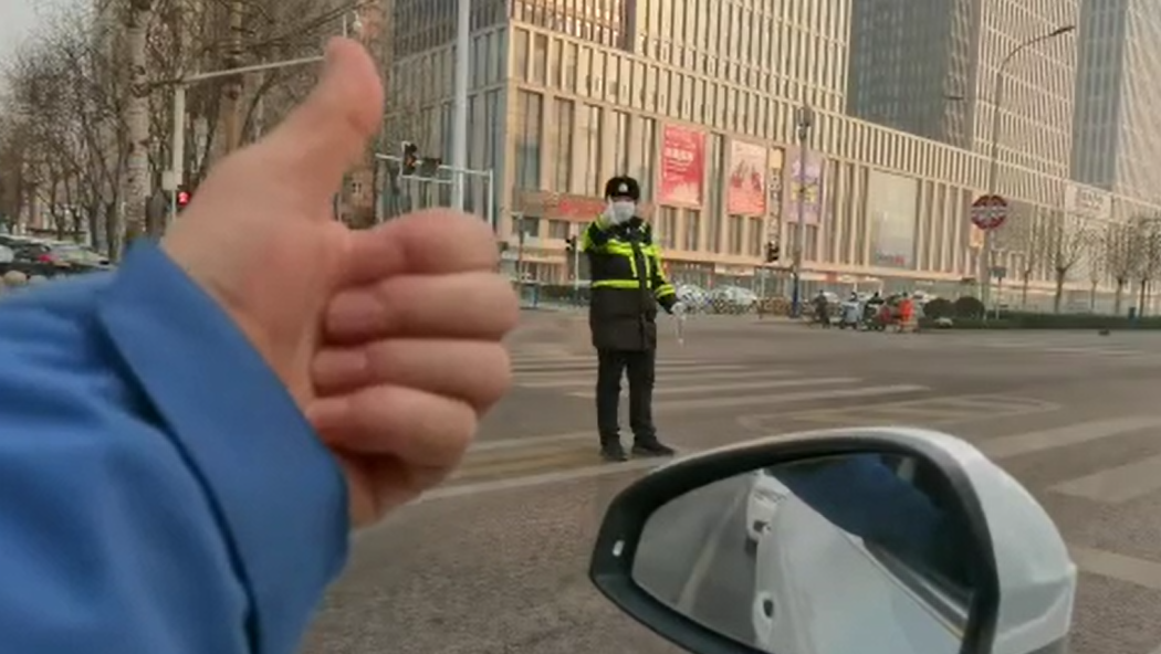 石家莊路人和交警的這個“暗號”，真暖！