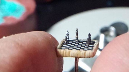 比指甲蓋還?。?土耳其微雕藝術家雕出超小國際象棋
