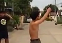 少年打槍來?？?原是二貨神配合