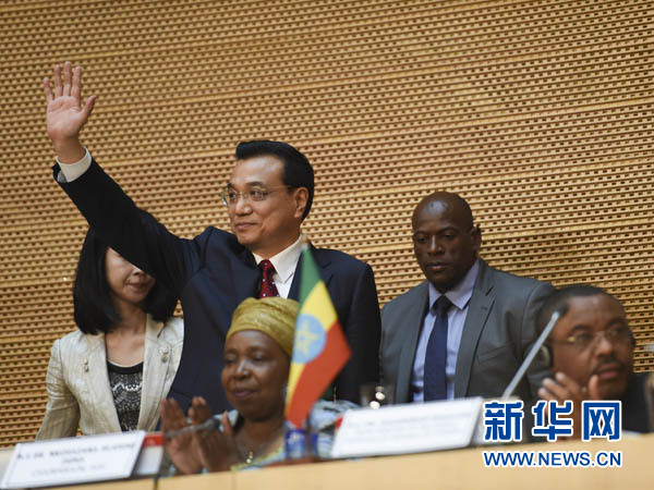 5月5日，中國國務院總理李克強在位于亞的斯亞貝巴的非洲聯(lián)盟總部發(fā)表題為《開創(chuàng)中非合作更加美好的未來》的演講。這是李克強步入會場時向聽眾揮手致意。新華社記者 李學仁 攝 