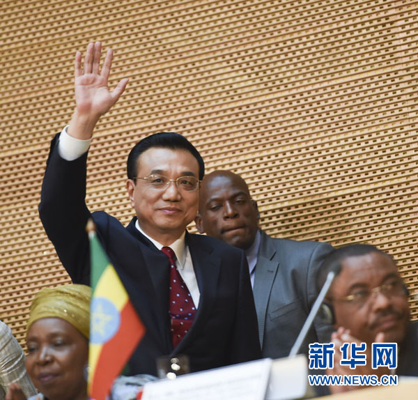 5月5日，中國國務院總理李克強在位于亞的斯亞貝巴的非洲聯(lián)盟總部發(fā)表題為《開創(chuàng)中非合作更加美好的未來》的演講。這是李克強步入會場時向聽眾揮手致意。新華社記者 李學仁 攝 
