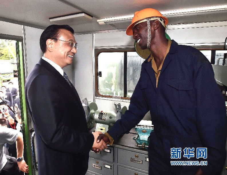 5月11日，中國國務院總理李克強參觀肯尼亞國家青年服務隊。這是李克強與服務隊隊員親切交談。 新華社記者 李濤 攝