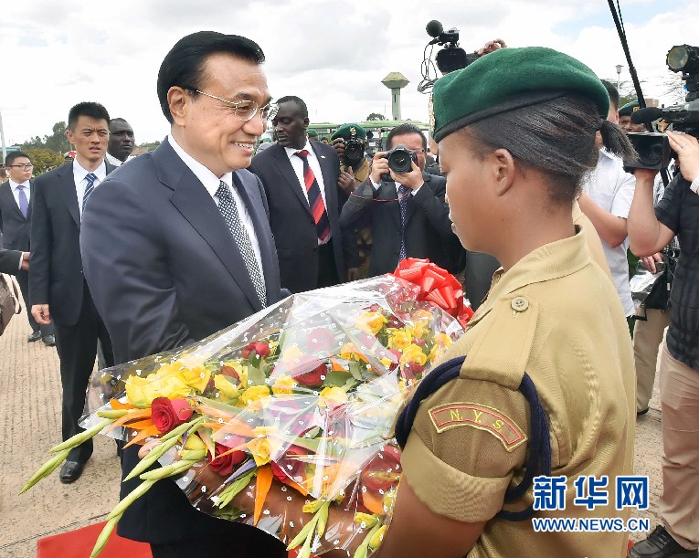 5月11日，中國國務院總理李克強參觀肯尼亞國家青年服務隊。這是服務隊隊員向李克強敬獻鮮花。 新華社記者 李濤 攝