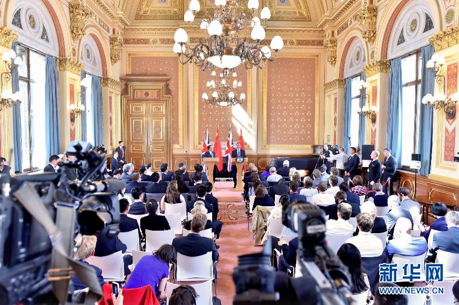 6月17日，中國國務(wù)院總理李克強(qiáng)同英國首相卡梅倫在倫敦舉行中英總理年度會(huì)晤后共同會(huì)見記者。新華社記者 李濤 攝