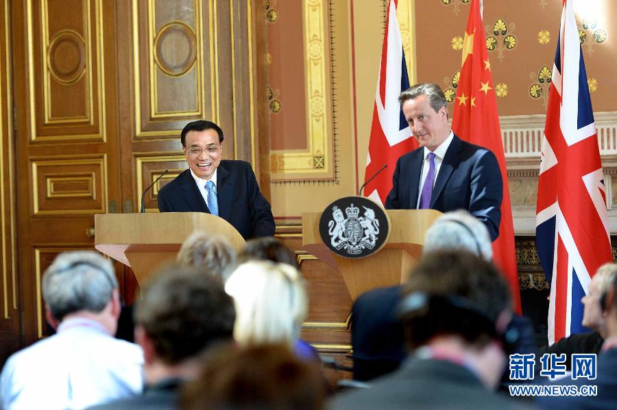 6月17日，中國國務(wù)院總理李克強(qiáng)同英國首相卡梅倫在倫敦舉行中英總理年度會(huì)晤后共同會(huì)見記者。新華社記者 李濤 攝