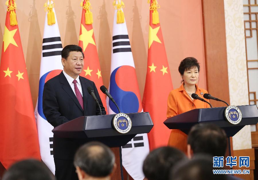 7月3日，國家主席習近平在首爾同韓國總統(tǒng)樸槿惠舉行會談。會談后，兩國元首共同會見記者。 新華社記者姚大偉攝