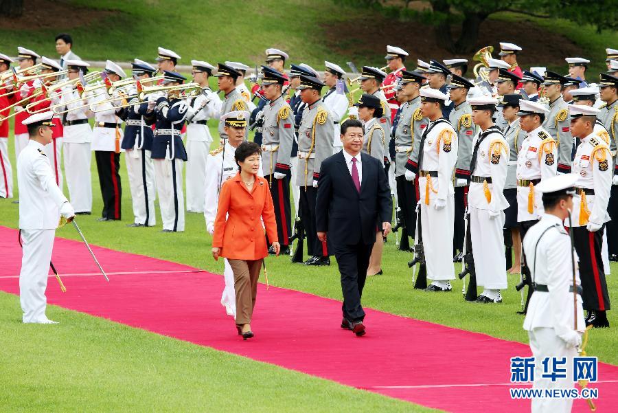 7月3日，國家主席習近平在首爾同韓國總統(tǒng)樸槿惠舉行會談。會談前，樸槿惠在青瓦臺總統(tǒng)府為習近平舉行隆重歡迎儀式。 新華社記者姚大偉攝