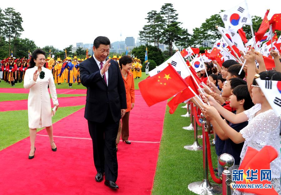 7月3日，國家主席習近平在首爾同韓國總統(tǒng)樸槿惠舉行會談。會談前，樸槿惠在青瓦臺總統(tǒng)府為習近平舉行隆重歡迎儀式。 新華社記者饒愛民攝 