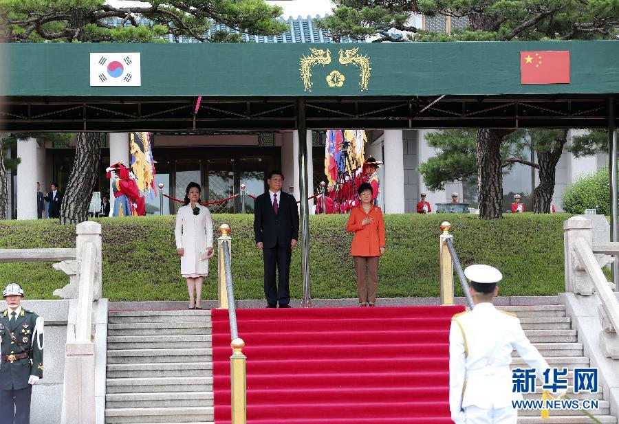 7月3日，國家主席習近平在首爾同韓國總統(tǒng)樸槿惠舉行會談。會談前，樸槿惠在青瓦臺總統(tǒng)府為習近平舉行隆重歡迎儀式。 新華社記者丁林攝 