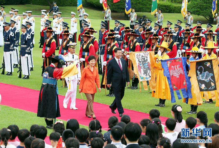 7月3日，國家主席習近平在首爾同韓國總統(tǒng)樸槿惠舉行會談。會談前，樸槿惠在青瓦臺總統(tǒng)府為習近平舉行隆重歡迎儀式。 新華社記者姚大偉攝 
