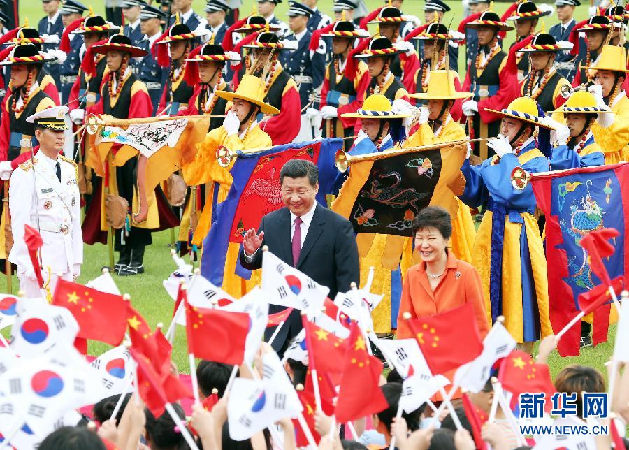 7月3日，國家主席習近平在首爾同韓國總統(tǒng)樸槿惠舉行會談。會談前，樸槿惠在青瓦臺總統(tǒng)府為習近平舉行隆重歡迎儀式。 新華社記者姚大偉攝 