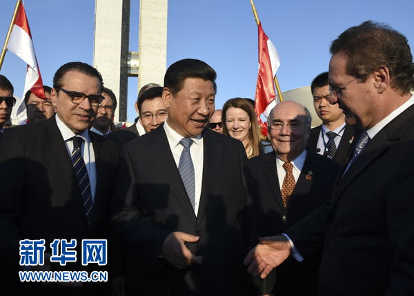 7月16日，國家主席習近平在巴西利亞會見巴西參議長卡列羅斯（前右）和眾議長阿爾維斯（前左）。 新華社記者 李學仁 攝 