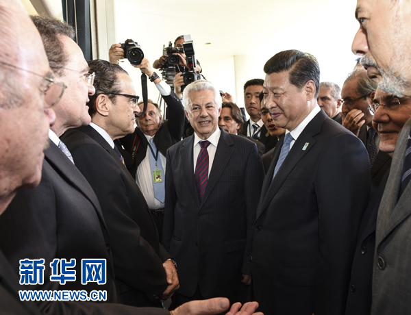 7月16日，國家主席習近平在巴西利亞會見巴西參議長卡列羅斯和眾議長阿爾維斯。這是兩院議長迎接習近平主席，并介紹議員代表。 新華社記者李學仁 攝 