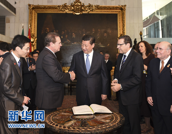 7月16日，國家主席習近平在巴西利亞會見巴西參議長卡列羅斯（前排左二）和眾議長阿爾維斯（前排右二）。 新華社記者 李學仁 攝 