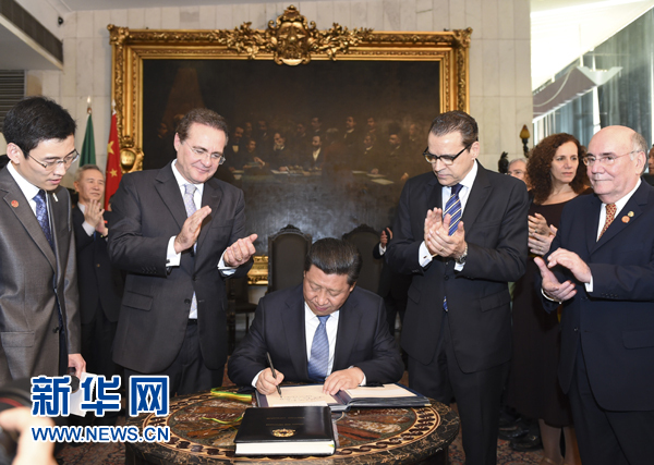 7月16日，國家主席習近平在巴西利亞會見巴西參議長卡列羅斯（前排左二）和眾議長阿爾維斯（前排右二）。這是習近平應邀為參眾兩院題詞。新華社記者 李學仁 攝 