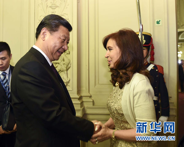 當地時間7月18日，國家主席習近平在布宜諾斯艾利斯同阿根廷總統克里斯蒂娜舉行會談。這是會談開始前，克里斯蒂娜在總統府為習近平舉行隆重歡迎儀式。新華社記者 李學仁 攝